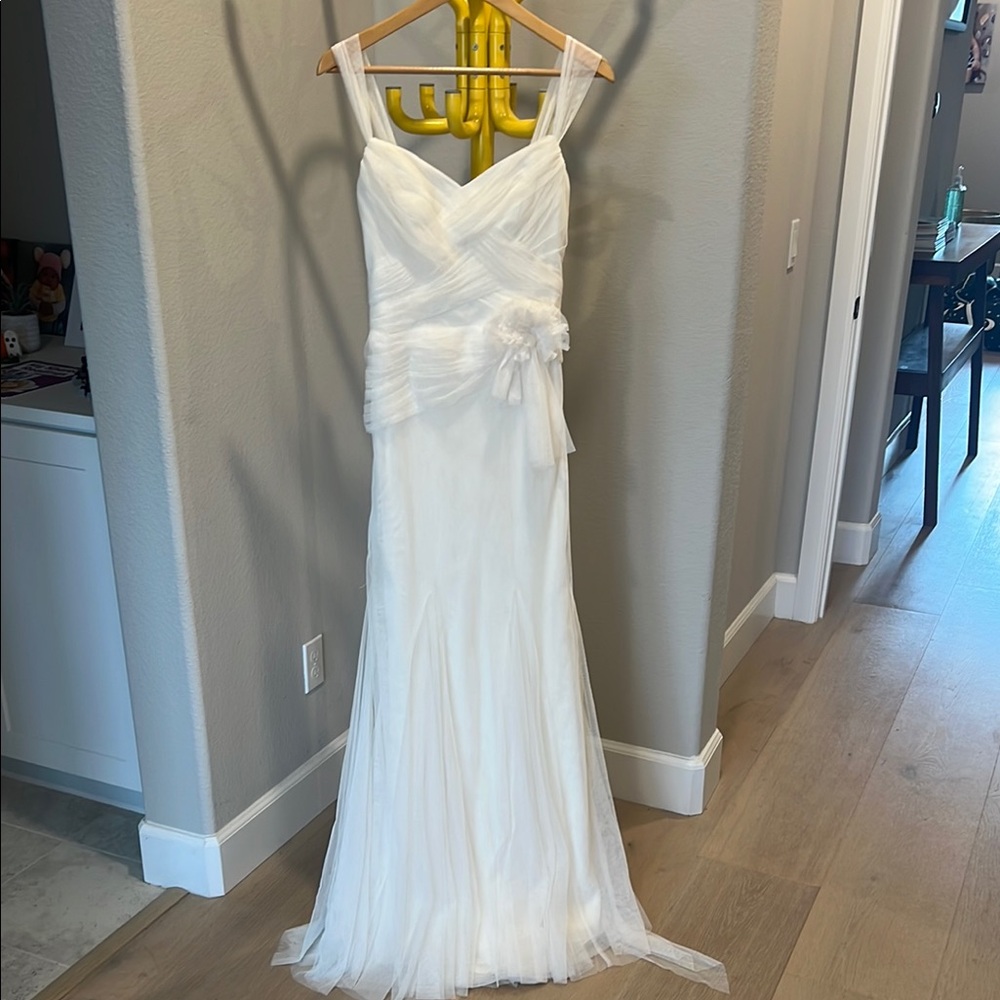 Vera Wang Elegant White Sleeveless Gown
